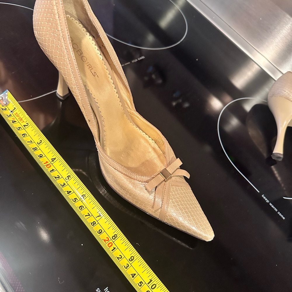 BCBGirls Nude Snakeskin-Textured Pointed Toe Bow Pumps Dress Shoes size 9.5 - Picture 13 of 16